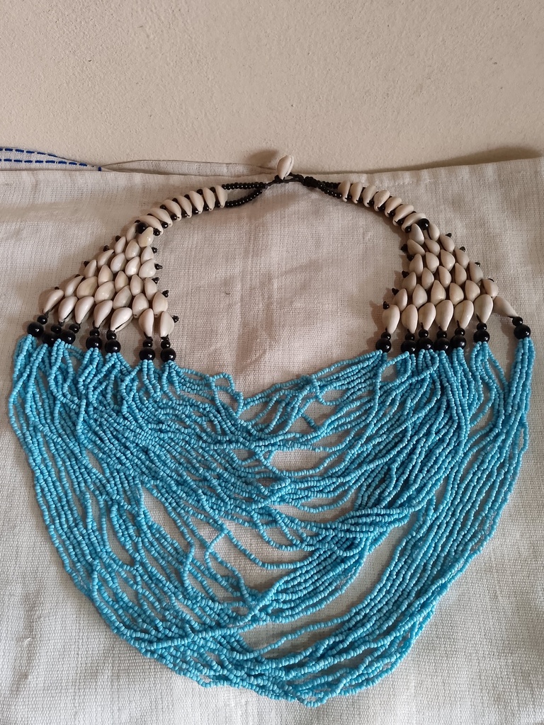 Éclat Azur : Collier en Perles Bleues et Cauris