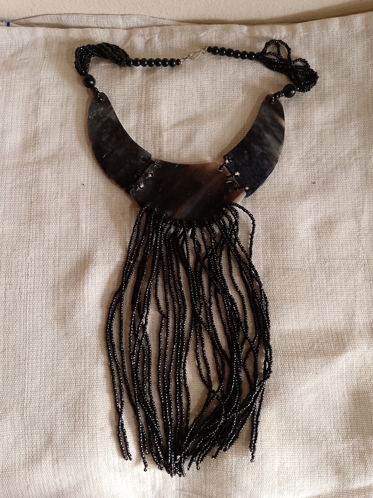 Collier en Perles Noires et Corne de Bœuf