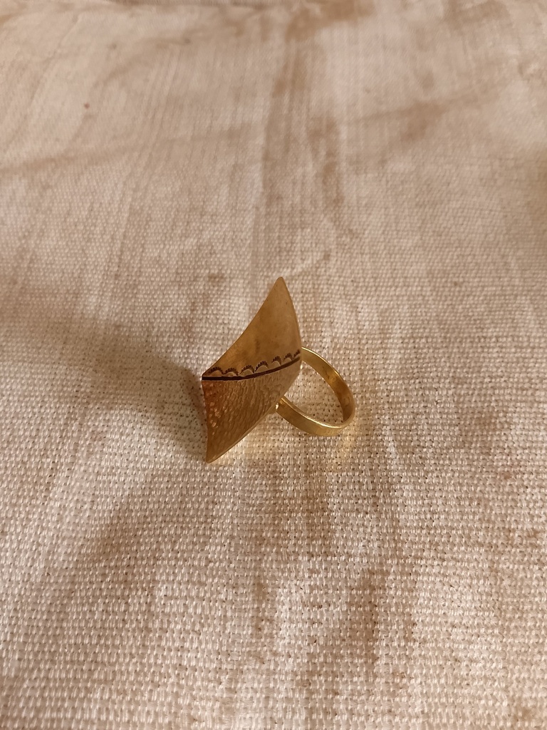 Bague en bronze élégante avec large tête