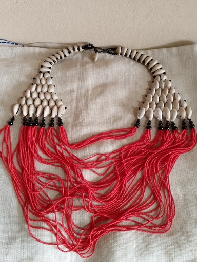 Lueur Écarlate : Collier en Perles Rouges et Cauris