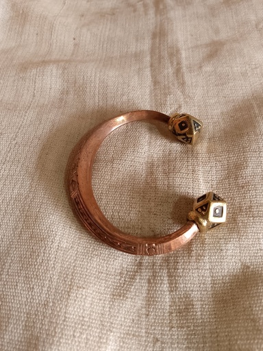 Bracelet en Cuivre Martelé, Charme Rustique